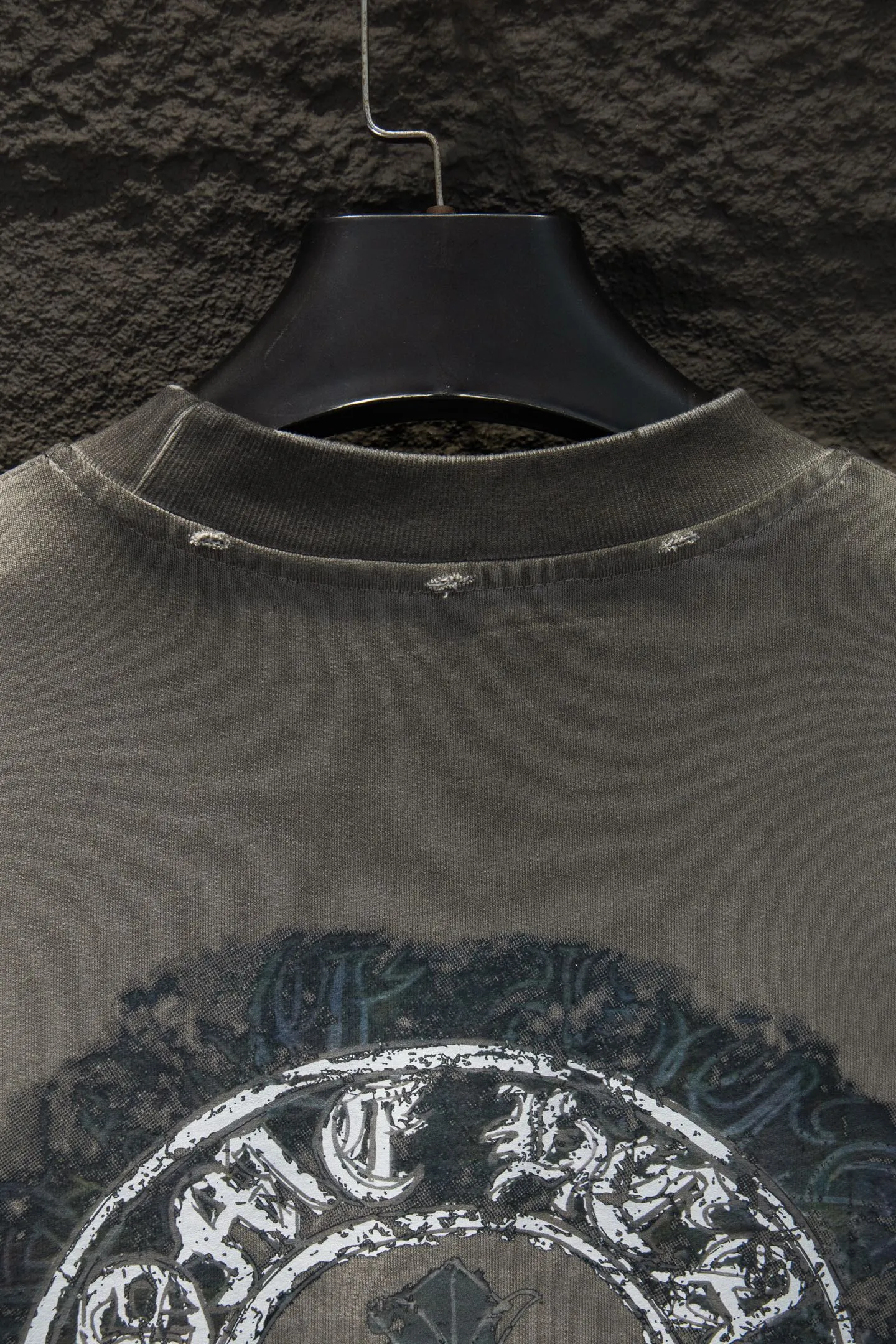 P270 🆕Chromehearts distressed and fried hooded sweatshirt. The os version is really charming. Chromehearts is also really unique. Every new season has the best version. It is very practical and can be worn casually. Nice✔️ - ⚠️100% cotton. Made of custom-dyed terry cotton sweatshirt surface, 420g double-ply double yarn, comfortable to the touch. Made from imported knitting needle carded cotton, the thickness is moderate, drapey and contoured, making the upper body comfortable! ! It is very tolerant to fat body types and can instantly lose five pounds after wearing it!  The front cuffs and back chest are made of direct-injection printing environmentally friendly glue material, using a mechanized printing process. Mechanical printing has high precision, the positioning accuracy can reach ±0.02mm, and the quality is stable.  The body is treated with frayed elements, which greatly increases the interest of the clothing; it has a unique visual effect.  Pants hem Loose closing Double-layer fabric Good closing effect Exquisite hemming Color: washed black, fried gray Size: S-M-L-XL